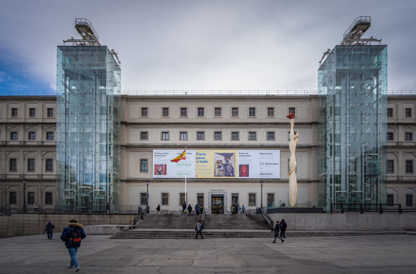 Fachada del Museo Reina Sofía en Madrid, España Fachada del Museo Reina Sofía en Madrid, España