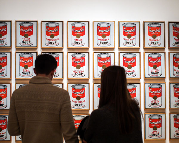 Visitantes frente a la obra sopa de Andy Warhol, en el Museo de Arte Moderno en Nueva York Visitantes frente a la obra sopa de Andy Warhol, en el Museo de Arte Moderno en Nueva York