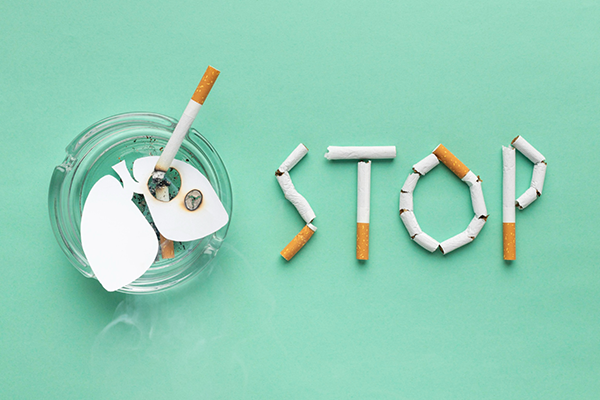 Cigarros rotos conformando la palabra stop.
