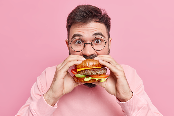 Fotografía que muestra a persona comiendo compulsivamente. 