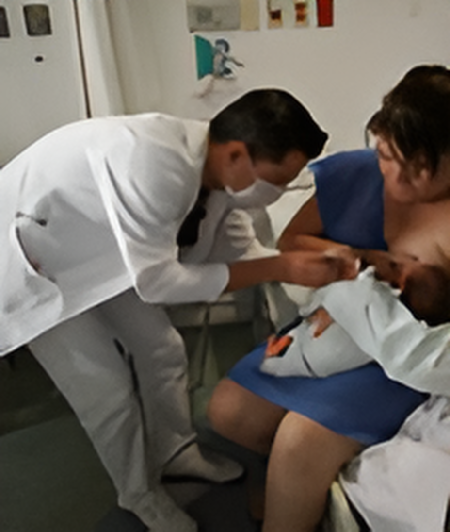 Bebé amamantando y en proceso clínico