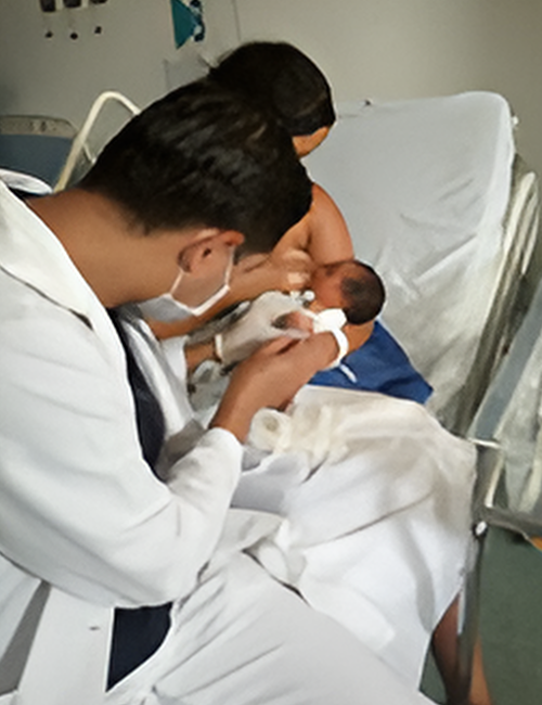 Bebé amamantando y en proceso clínico