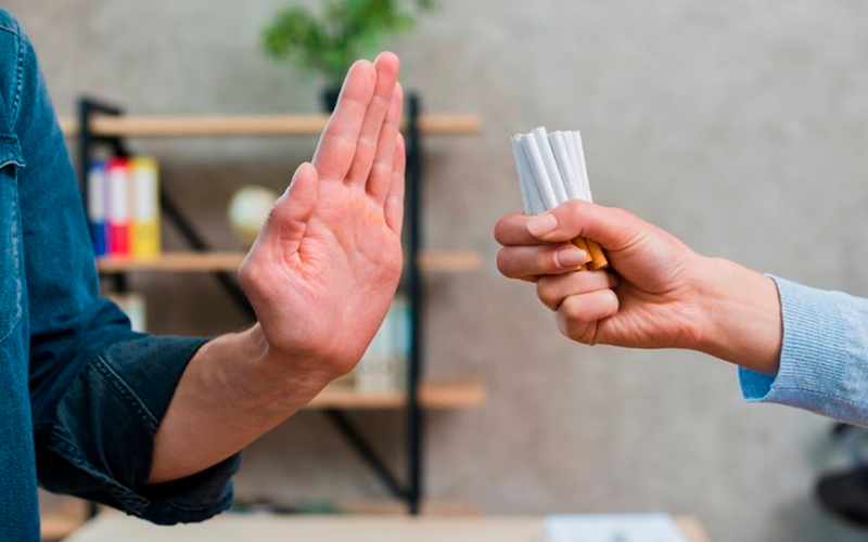Fotografía que muestra a una persona evitando cigarrillos.