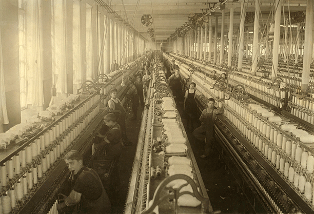Jóvenes y niñas trabajando en fábrica de hilatura