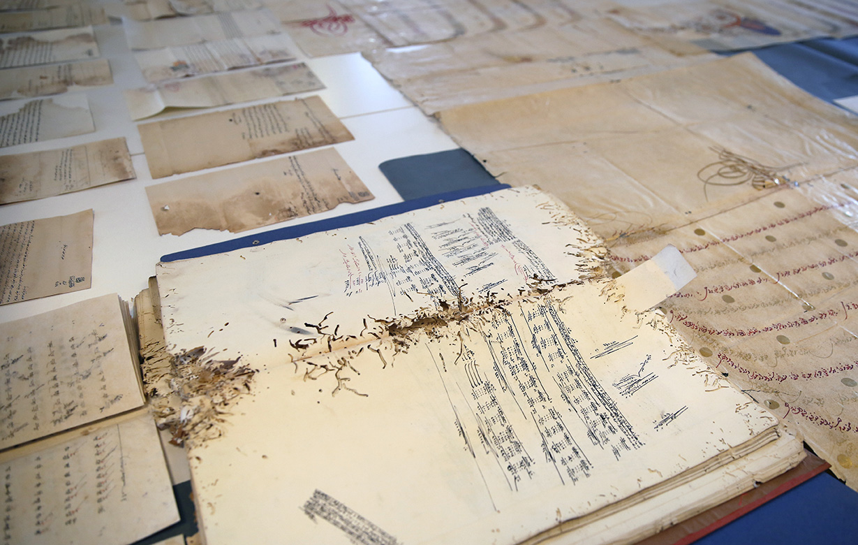 Documentos antiguos sobre una mesa en espera de ser restaurados. Concepto de conservación