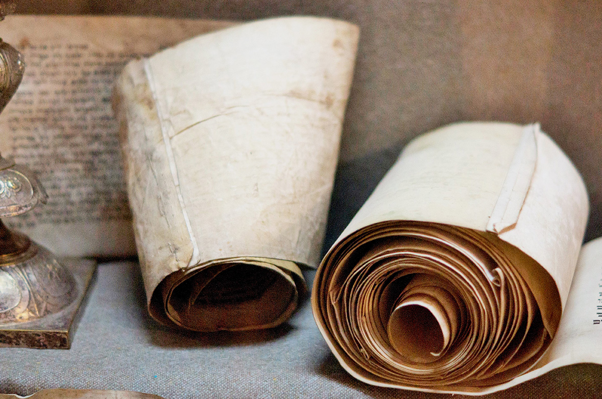 Rollos de manuscritos sobre una mesa. Concepto de documento antiguo sin archivar
