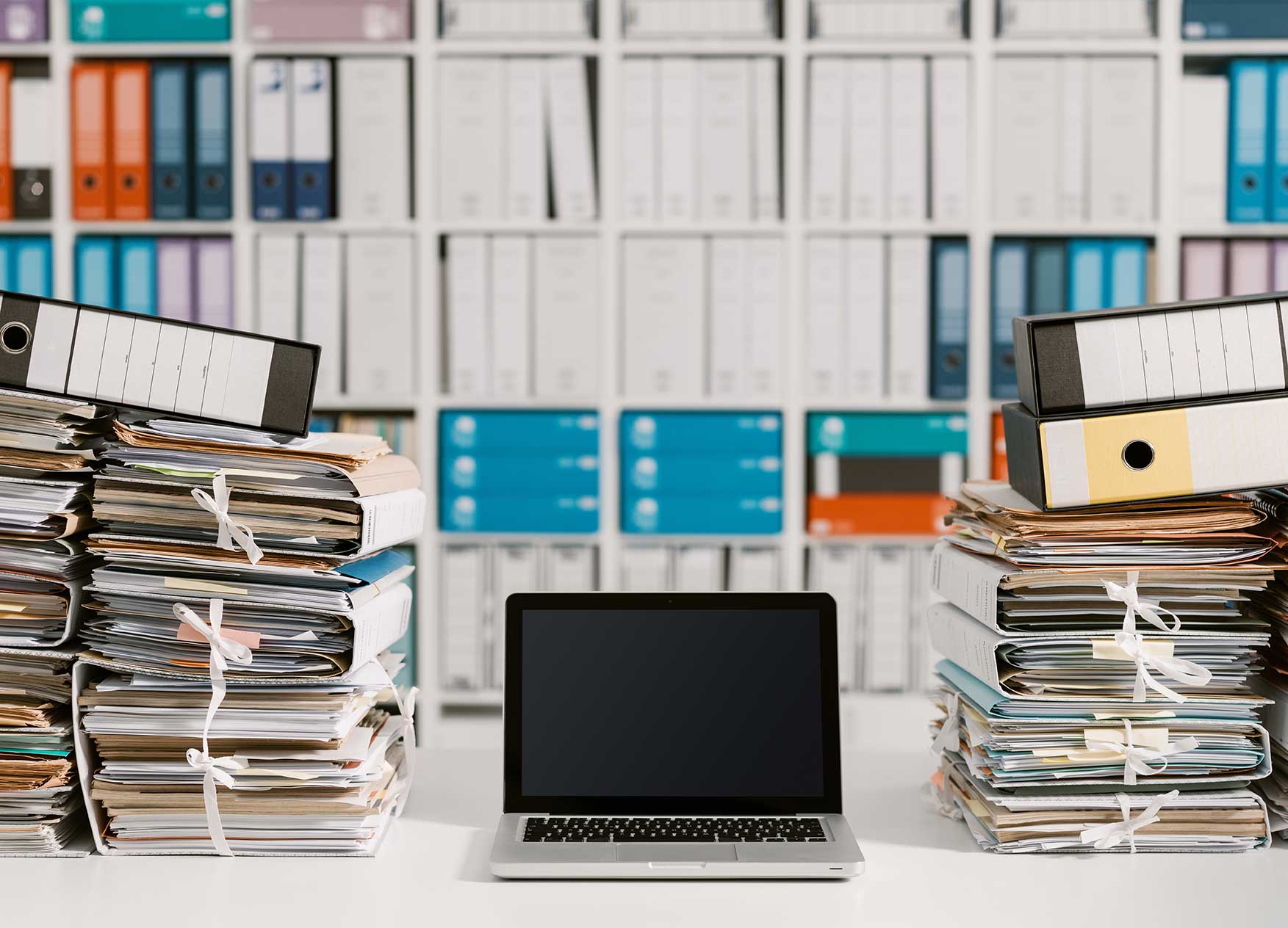 Oficina de archivos con documentos sobre un escritorio para ser organizados Oficina de archivos con documentos sobre un escritorio para ser organizados