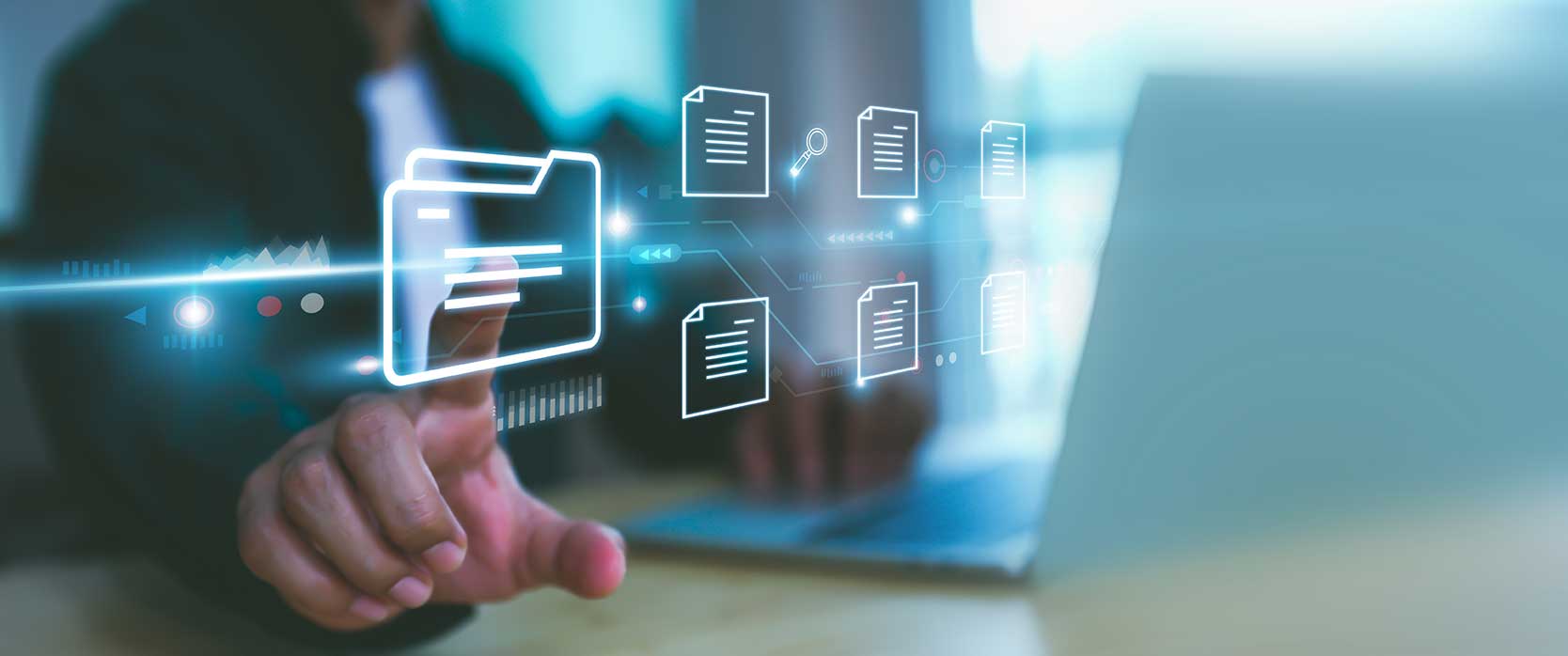 Persona creando carpetas en la laptop. Concepto de sistema de administración de documentos Persona trabajando con el sistema de administración de documentos