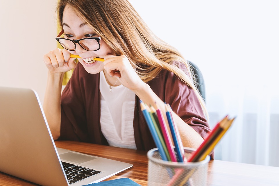 Fotografía de estudiante preocupada frente a laptop