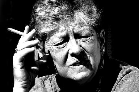 Fotografía que muestra la vacunación de adultos mayores. 