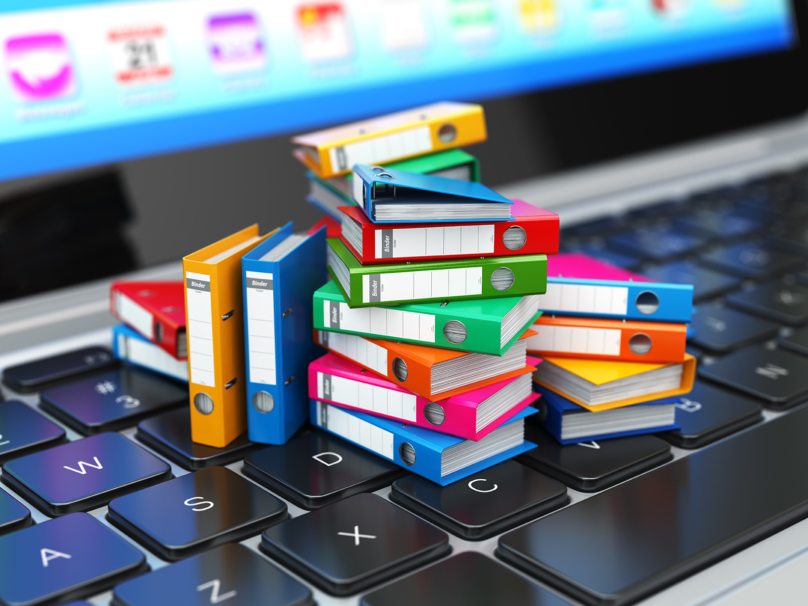 Carpetas sobre el teclado de una laptop. Concepto de organización de un fichero