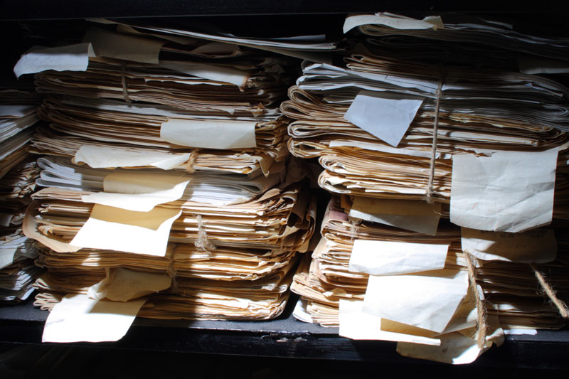 Documentos desorganizados en un archivero. Se refleja la importancia de la ordenación para no perder la información contenida y con ello el conocimiento de las funciones del área productora