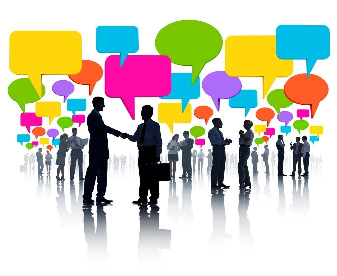 Grupo de personas conversando