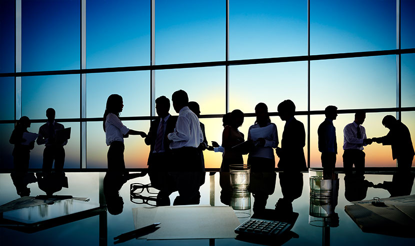 Siluetas de grupo de personas empresarias interactuando