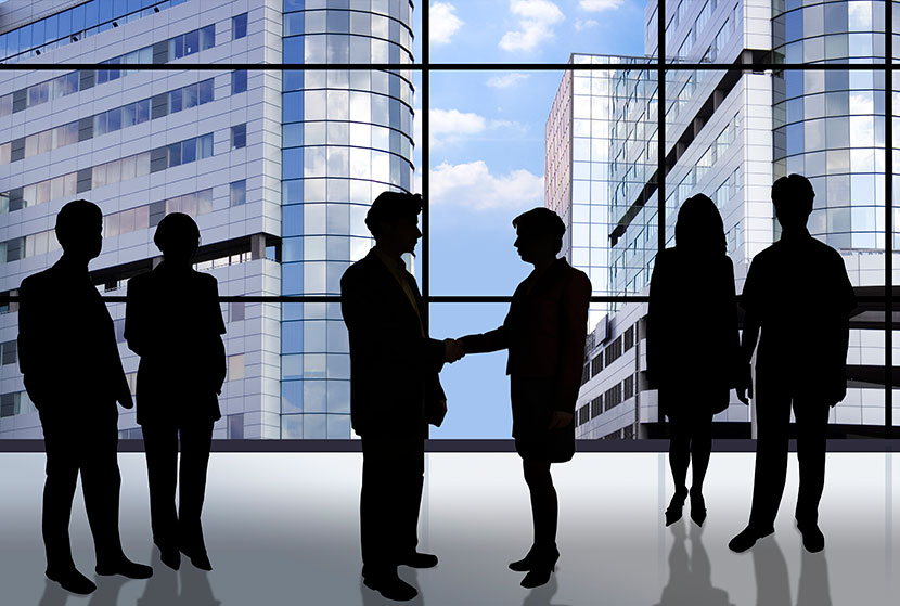 Siluetas de personas empresarias interactuando