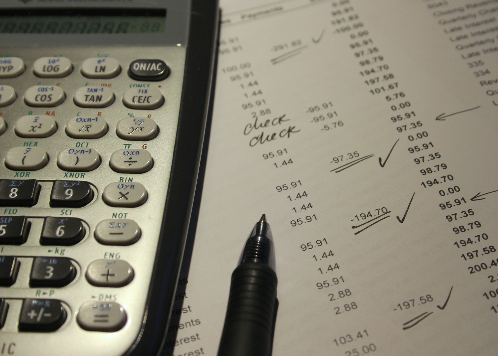 Calculadora sobre documentos de contabilidad.