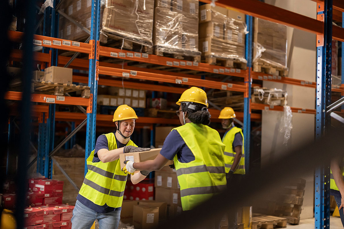 Tareas y actividades de los empleados. Trabajadores de almacén moviendo cajas.