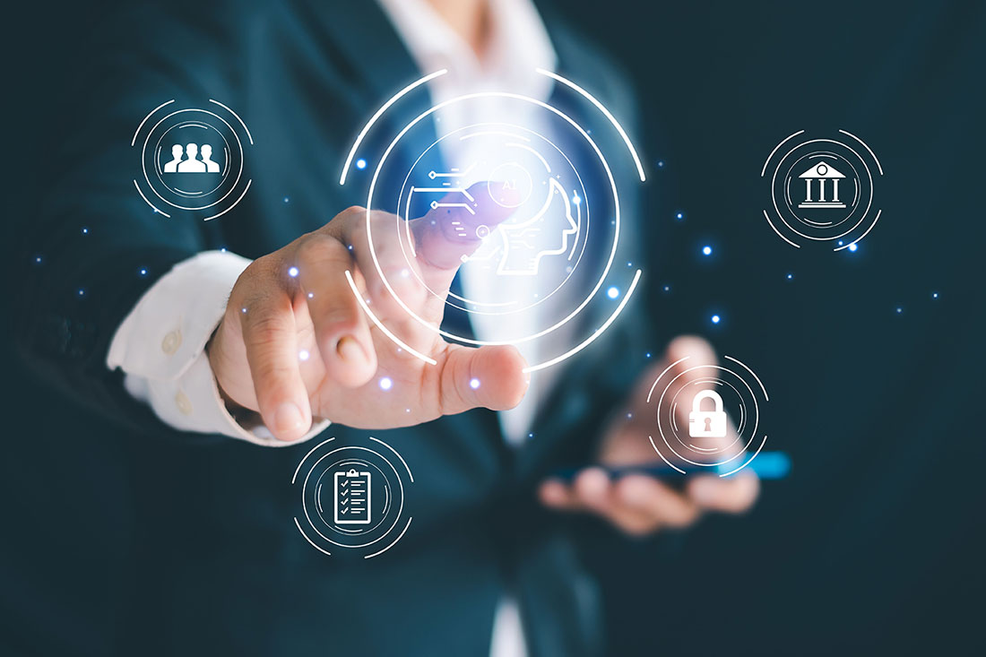 Hombre empresario sosteniendo un celular y señalando un grupo de iconos iluminados 