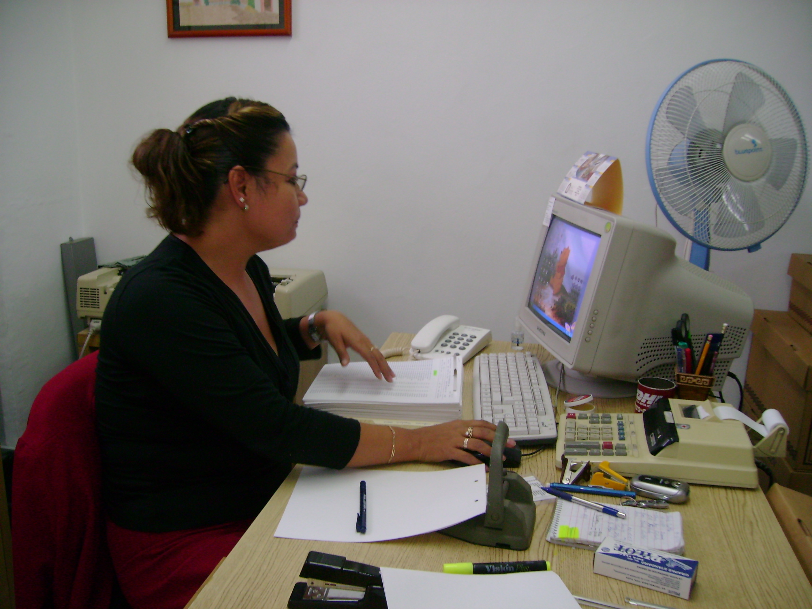 Contadora en escritorio con computadora