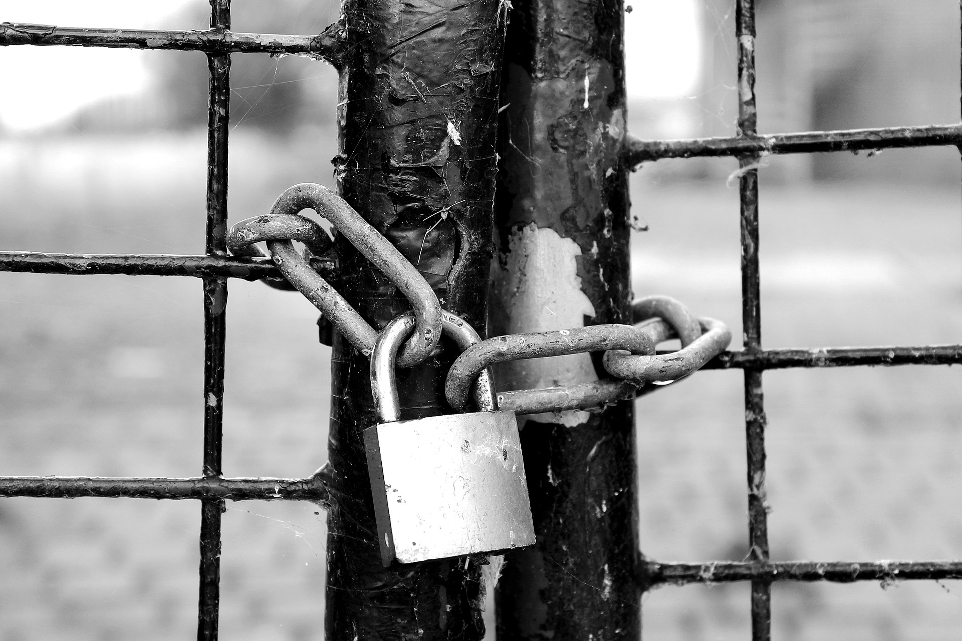 Candado y cadenas asegurando una puerta.