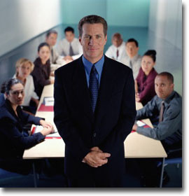 Personas en sala de juntas.