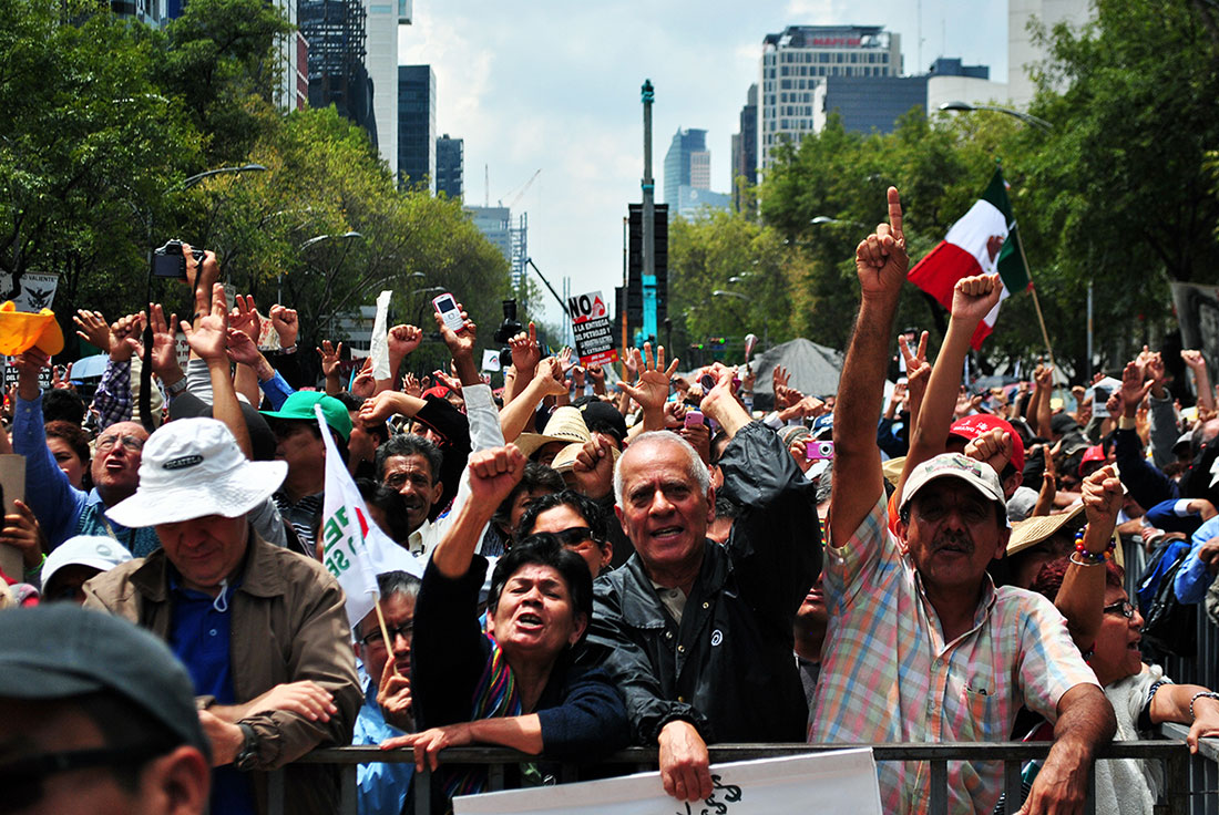 Mexicanos reunidos en una marcha
