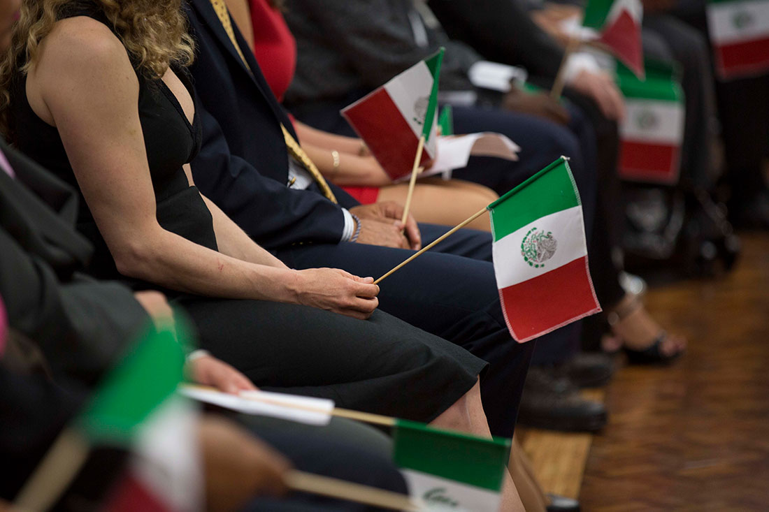 Personas con bandera de México en la mano