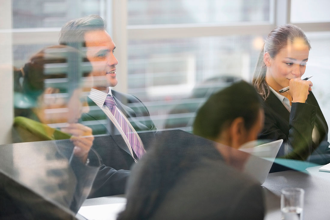 Productividad laboral Cuatro personas trabajando dentro de una oficina