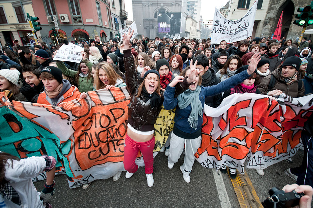 Grupo de jóvenes en una marcha urbana