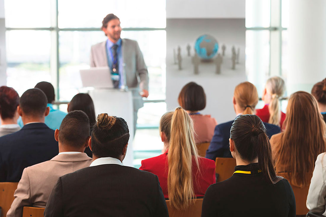 Grupo diverso de personas sentadas en una conferencia empresarial