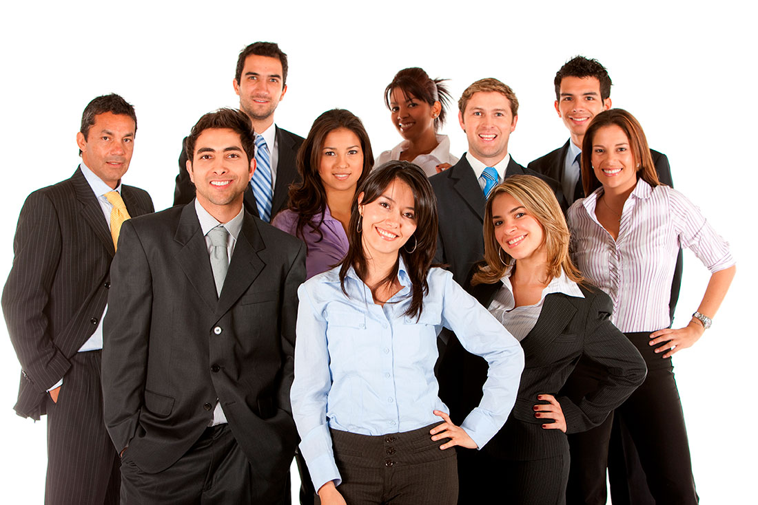 Grupo de diez personas empresarias mirando al frente y sonriendo