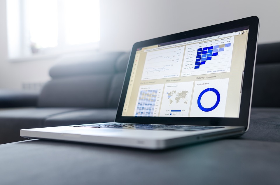 Computadora portátil que muestra en pantalla diversos datos y representaciones gráficas de los mismos