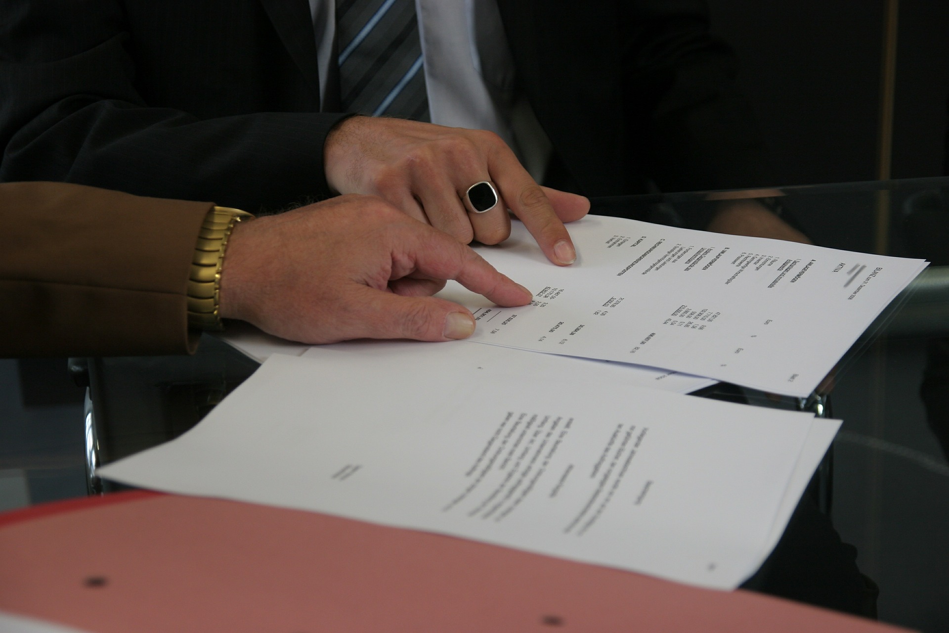 Revisión y firma de contrato