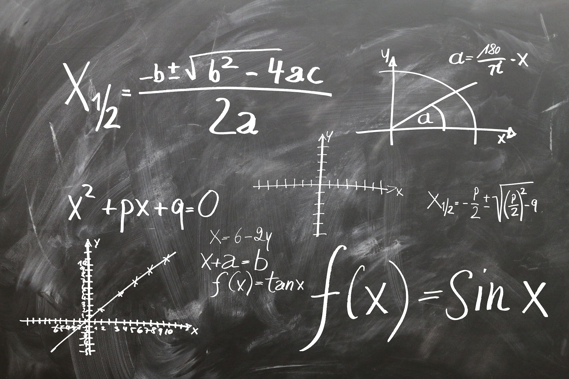 fórmulas matemáticas escritas con gis blanco sobre pizarrón negro