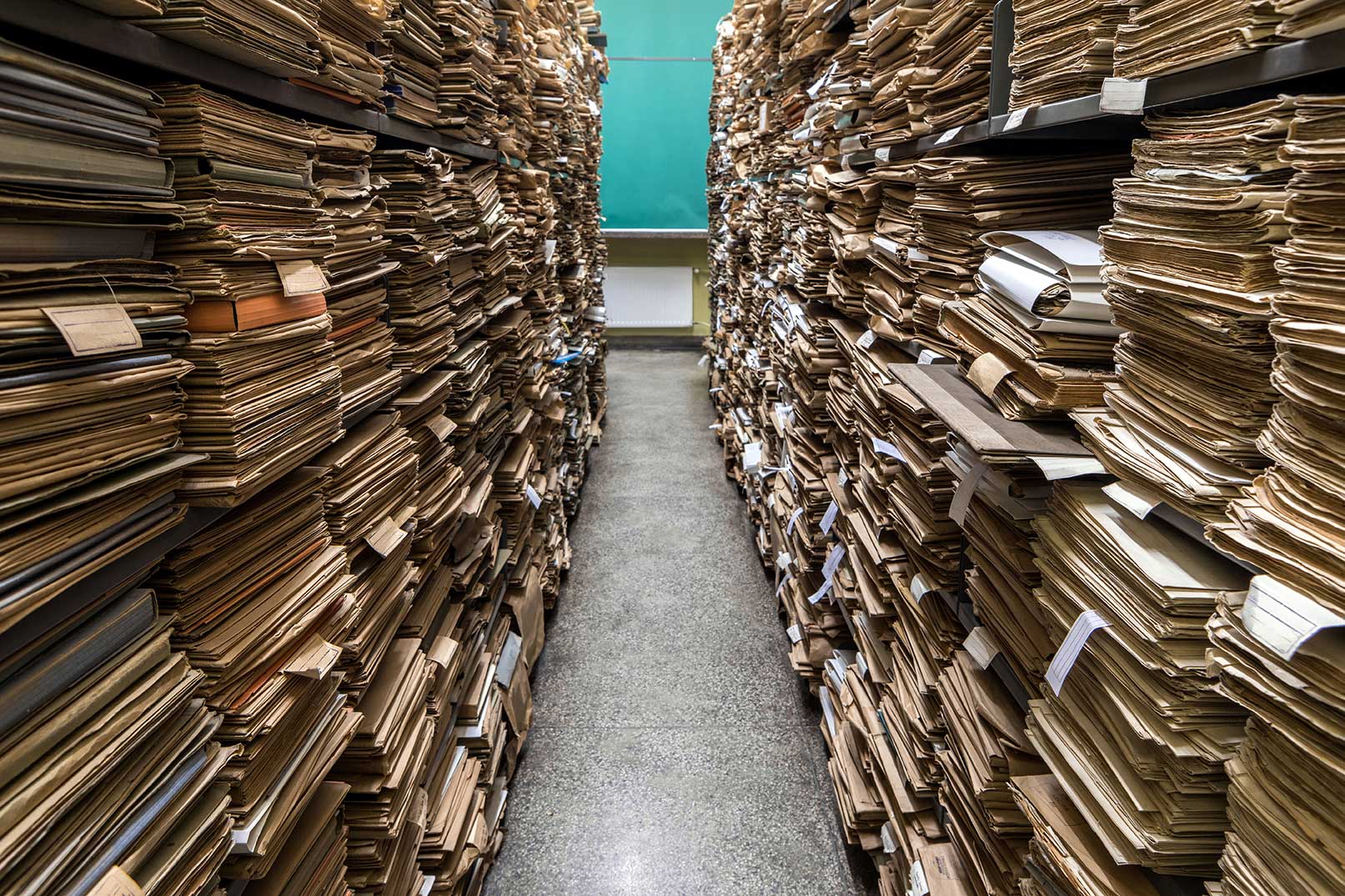 Carpetas de archivos en anaqueles Carpetas de archivos en anaqueles