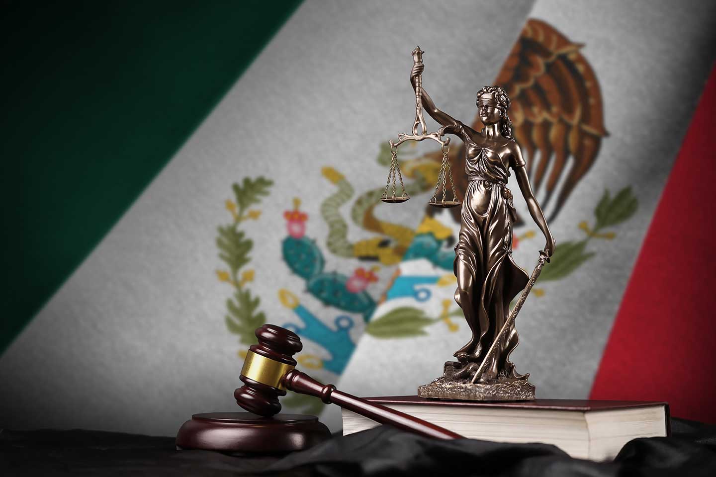 Bandera de México con estatua de la señora justicia, constitución y martillo de juez Bandera de México con estatua de la señora justicia, constitución y martillo de juez