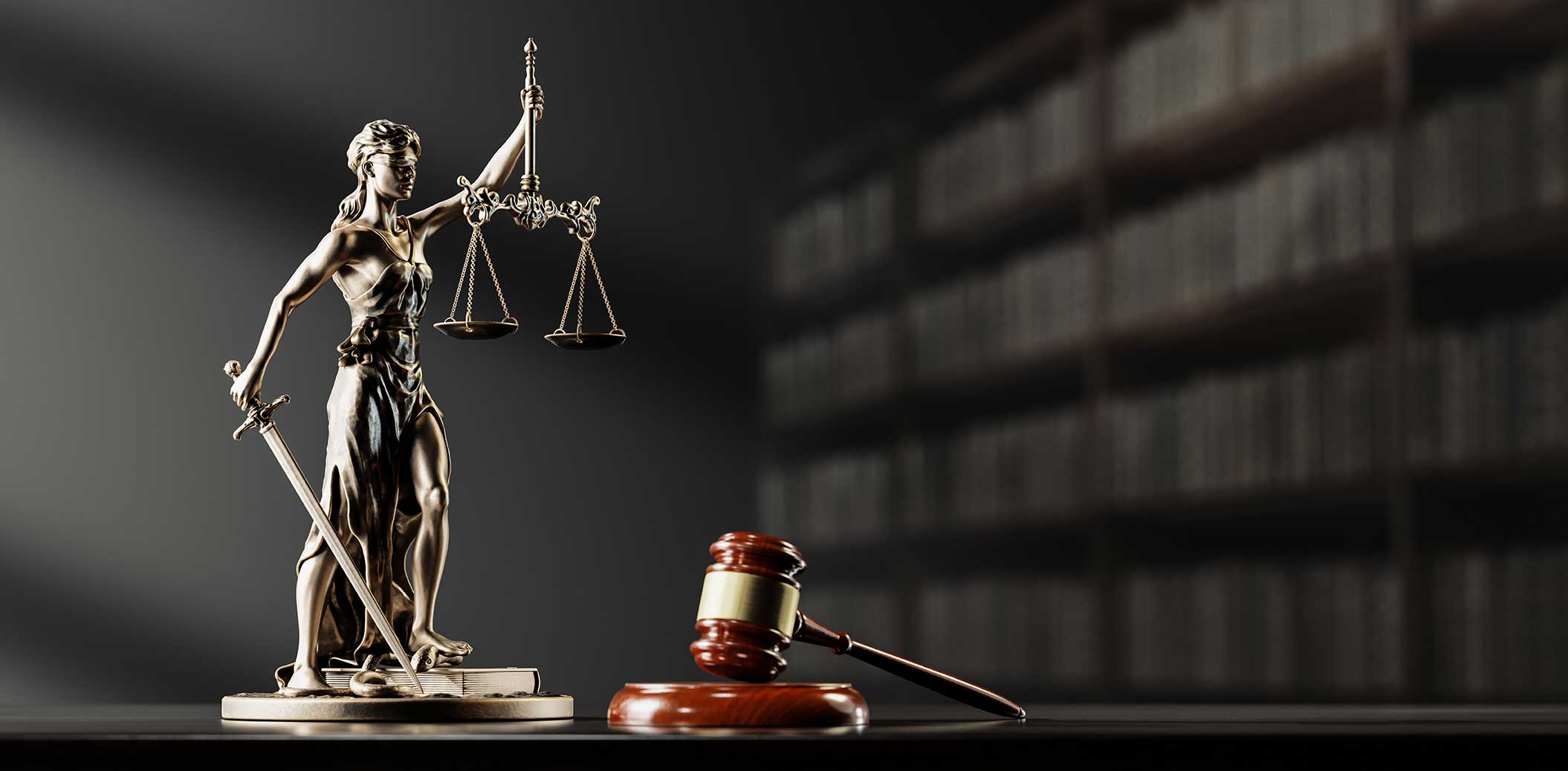 Estatua de la justicia y el martillo de Gavel delante de un anaquel con archivos Estatua de la justicia y el martillo de Gavel delante de un anaquel con archivos