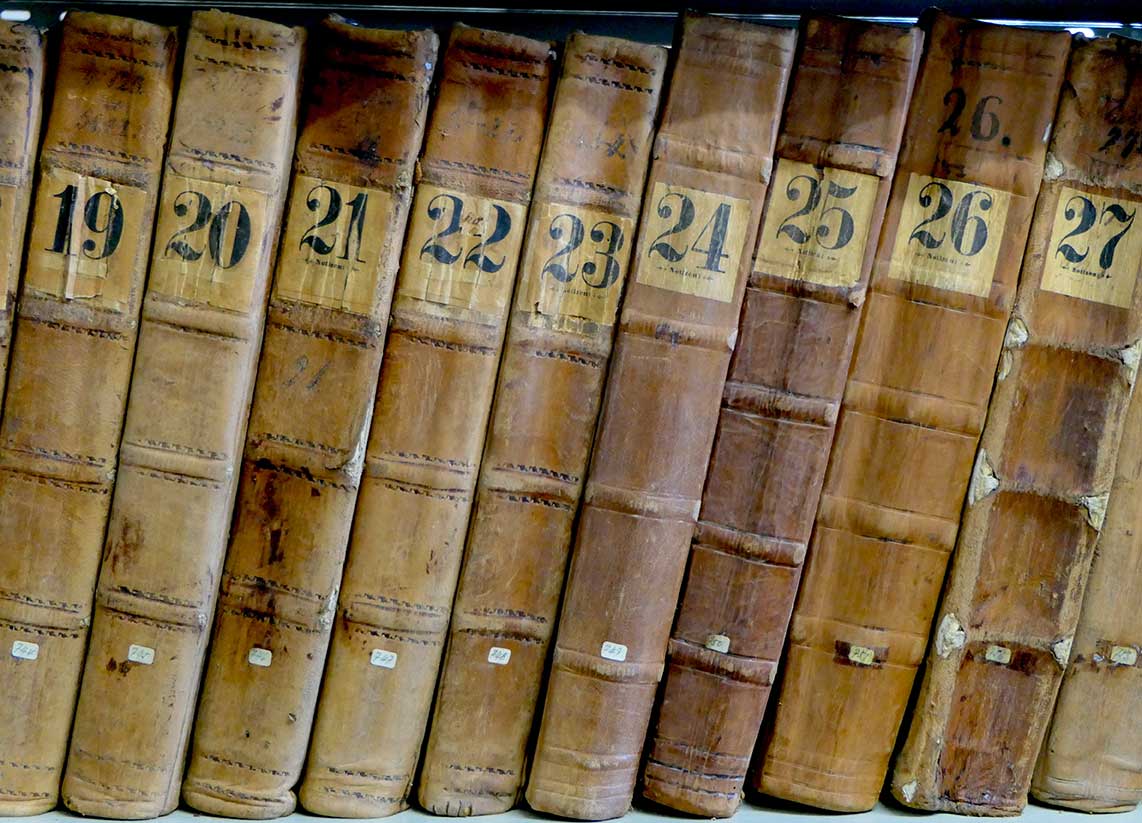 Libros históricos en archivo Libros históricos en archivo