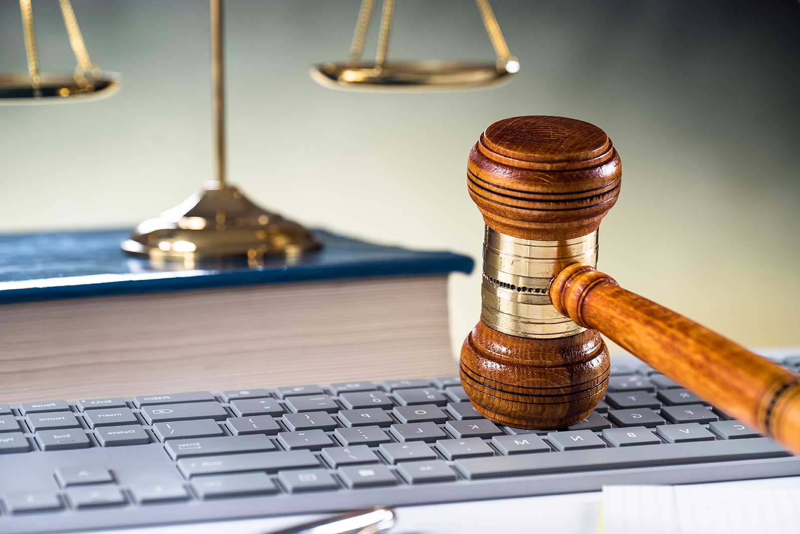 Balanza de justicia sobre libro y martillo de Gavel sobre teclado de computadora. Simbolizan la protección de datos Balanza de justicia sobre libro y martillo de Gavel sobre teclado de computadora. Simbolizan la protección de datos