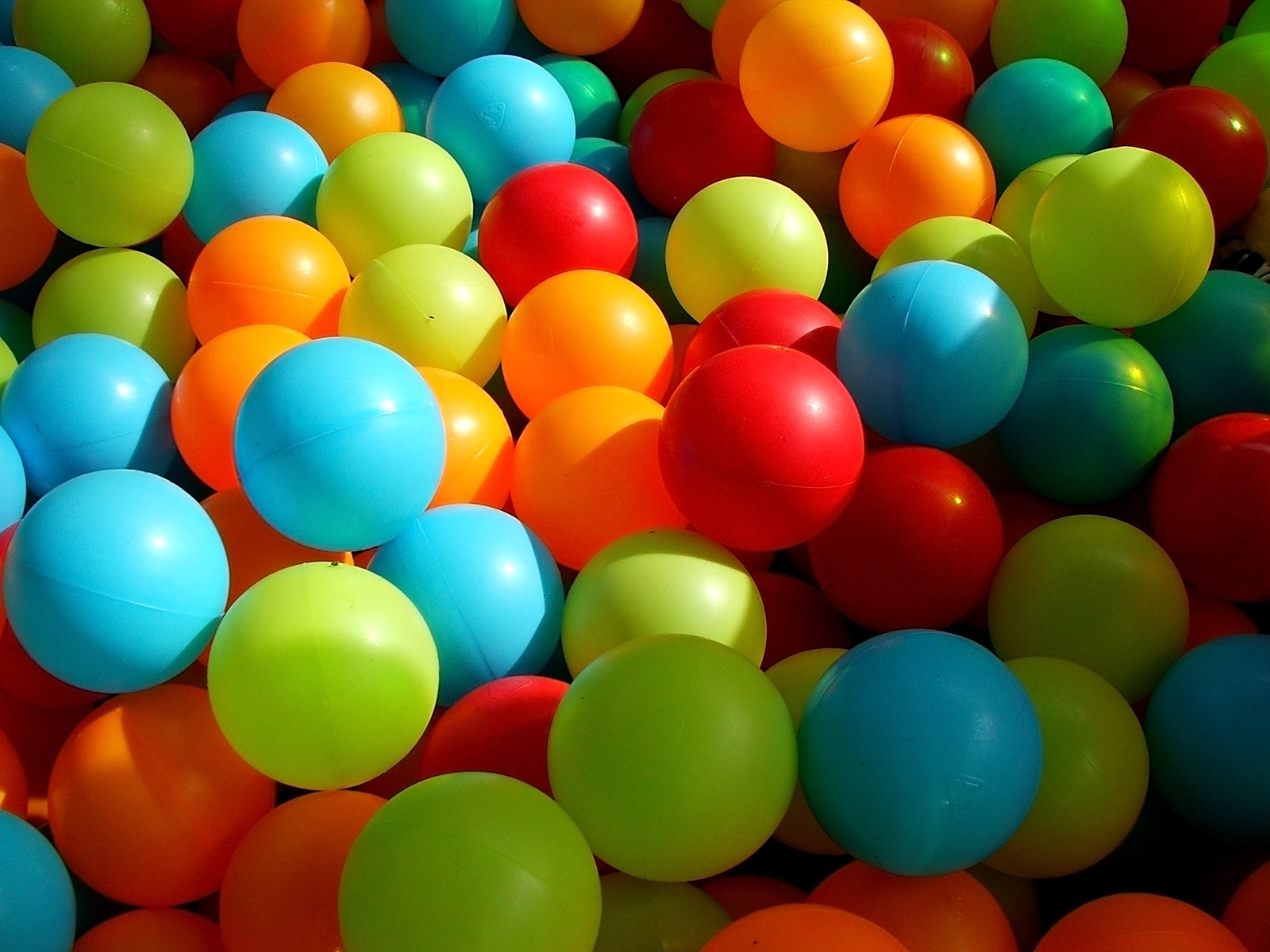 Pelotas de plástico de colores