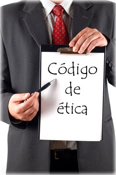 Individuo con cartel que dice código ético