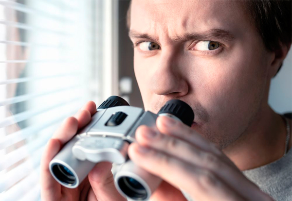 Hombre observando y sintiéndose observado