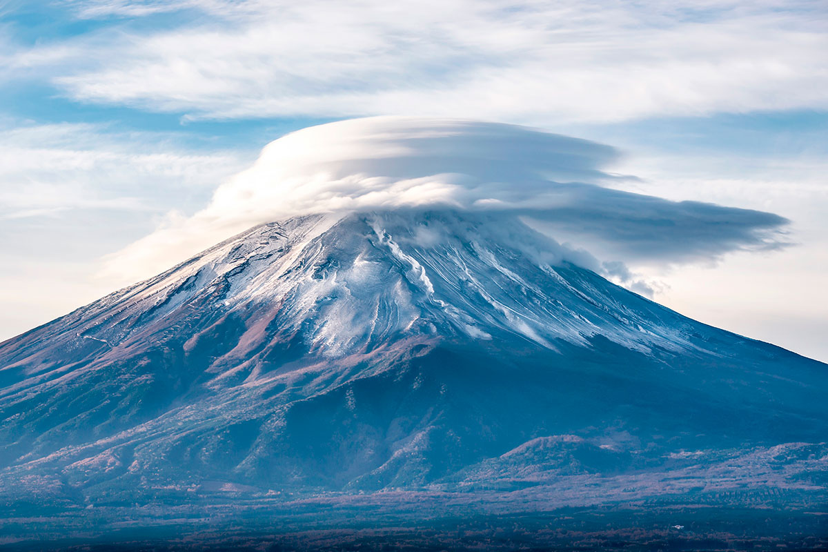 Montaña Fuji con nube lenticular en la cima en otoño en el lago Kawaguchiko, Japón Fotografía de montaña con nube lenticular en la cima
