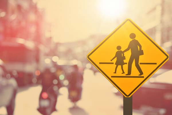 Señalamiento de tránsito Señal de tránsito de adulto y niño cruzando