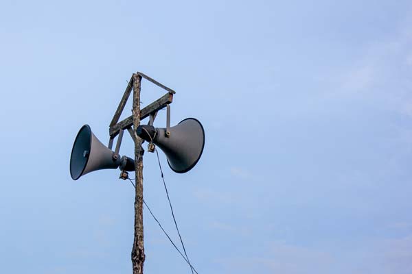 Altavoces Poste con dos megáfonos