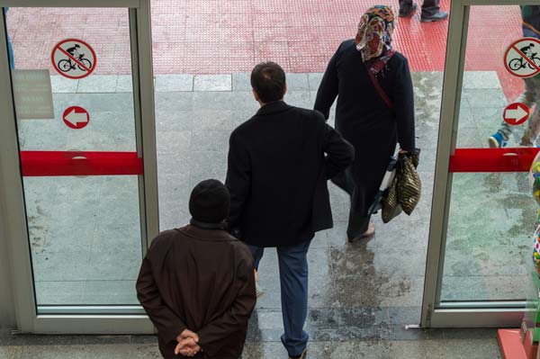 Tres personas saliendo por una puerta automática
