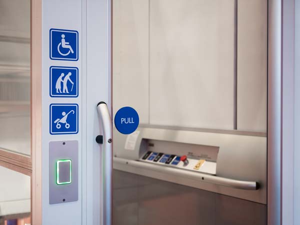 Elevador adaptado Fotografía de íconos y botones de elevador para mujeres embarazadas, ancianos y niños pequeños