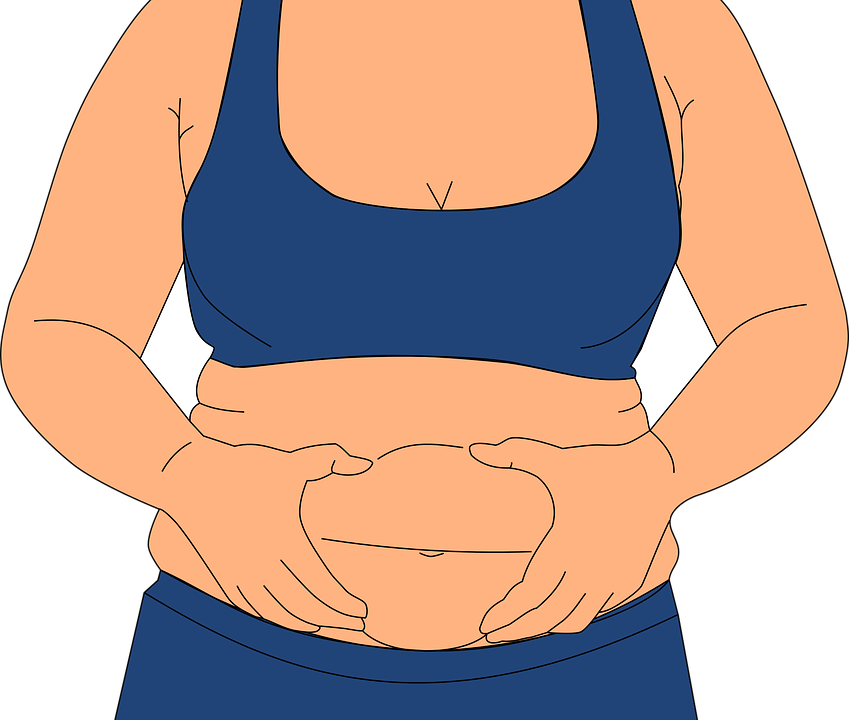 Mujer sosteniendo su grasa abdominal