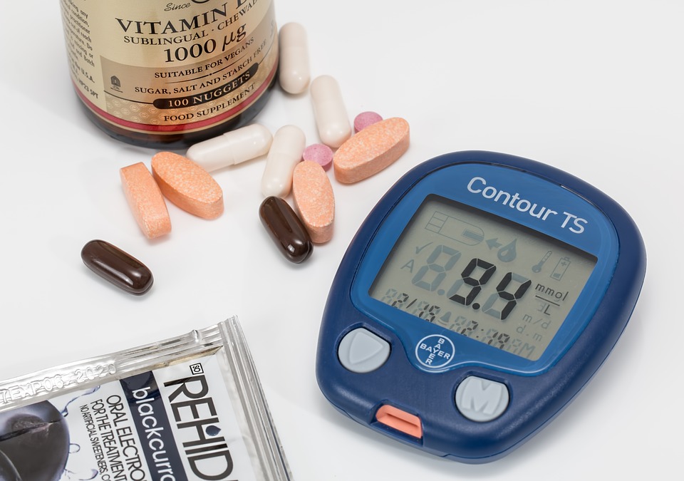 Medicamento en forma de pastillas y a un lado un glucómetro