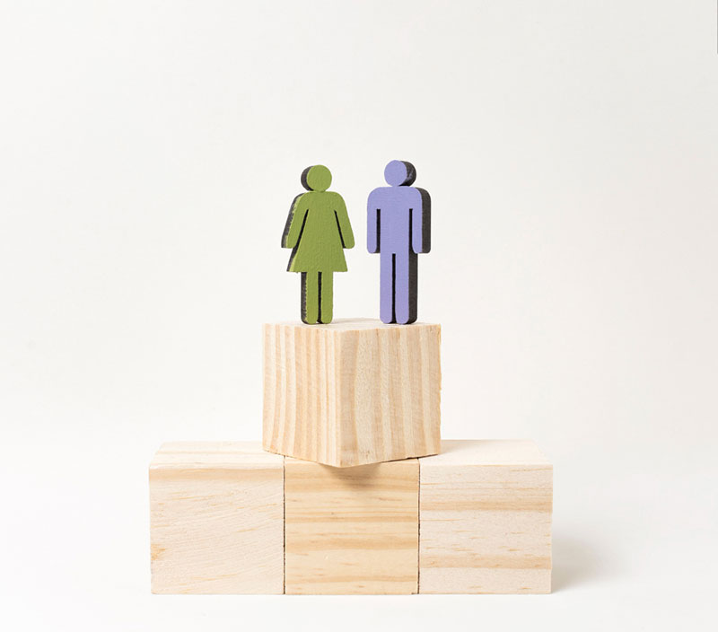 Mujer y hombre de pie.